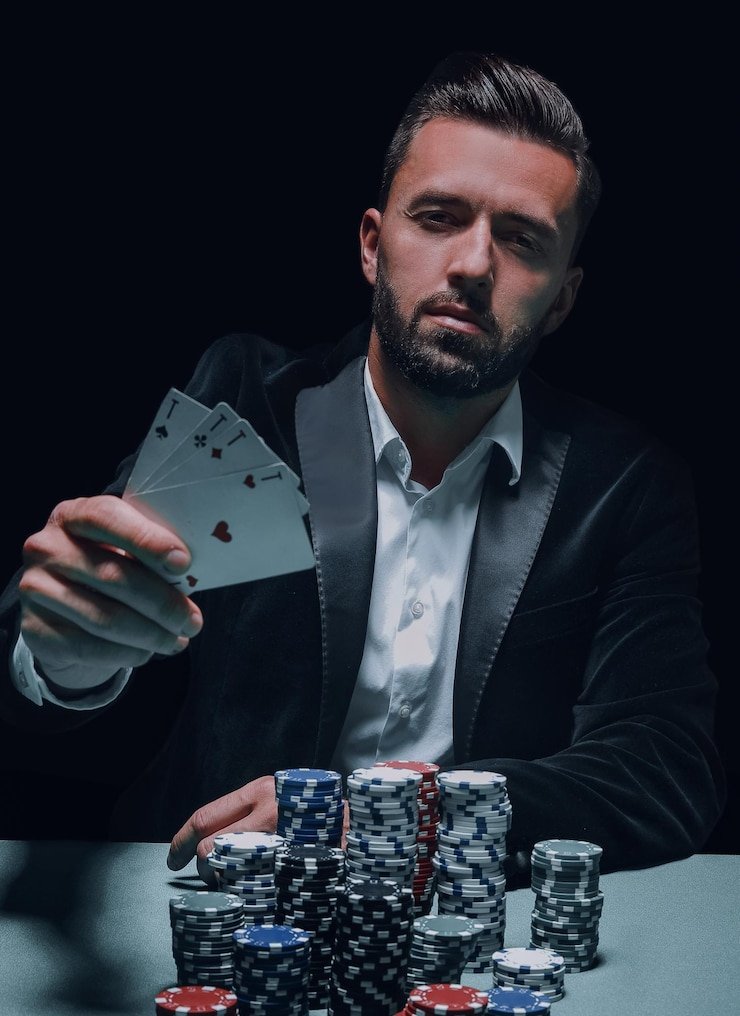 Dealer Live Sic Bo di studio slot8000 melakukan pelemparan dadu